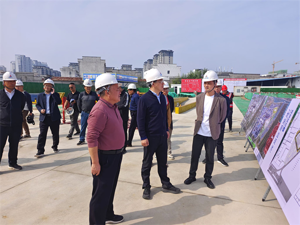 10月29日，洪董陪同王奇勇縣長督導新徽商創(chuàng)業(yè)基地工程項目.jpg