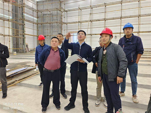 10月29日，洪董陪同王奇勇縣長督導重點項目建設.jpg
