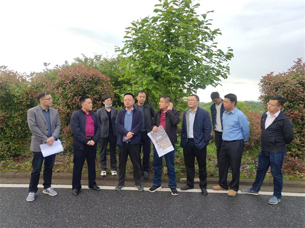 4月23日，洪董率隊陪同汪凱縣長調(diào)研糧庫項目.jpg