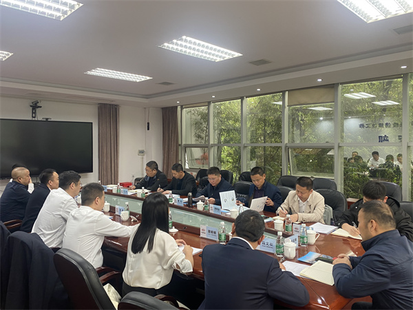 4月25日，縣委常委、副縣長詹凱帶隊(duì)赴湖南參觀吉首智慧停車指揮中心，潘總、方總陪同調(diào)研。1.jpg